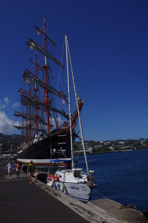 Яхта DELTA и барк СЕДОВ торжественно встретились на Таити.